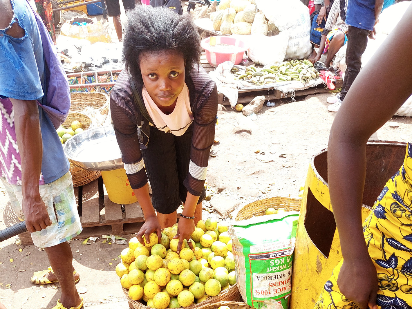 Foto: Vrouw in Sierra Leone die haar sinaasappelen op de markt verkoopt.